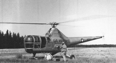 Recovery of one of the gondolas that landed in a bog in Pine Island. An helicopter was needed to recover it. Credit: Winzen Research Inc.