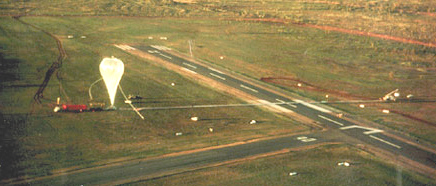 Preparativos para el lanzamiento de un globo desde Alice Springs
