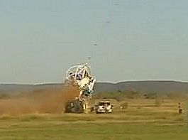 Vita del momento en que el instrumento NCT impacta un auto estacionado