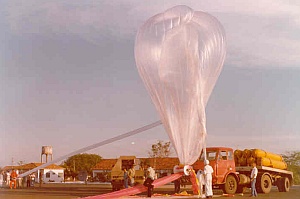 Preparativos para el lanzamiento de un globo estatosf&eacute;rico desde Juazeiro do Norte, Cear&aacute;