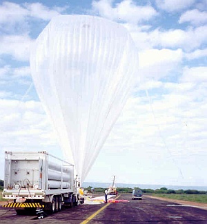 Preparativos para el lanzamiento de un globo estatosf&eacute;rico desde Juazeiro do Norte, Cear&aacute;