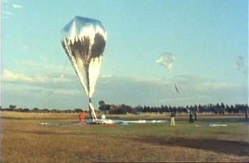 Preparativos para el lanzamiento de un globo MIR desde Paardefontein, circa 1980