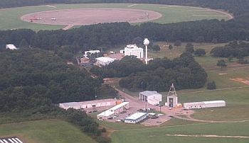 Vista aerea de las instalaciones de la NSBF en Palestine, al fondo se aprecia la pista circular de lanzamiento de globos.