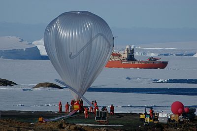 Preparaci&oacute;n de un Polar Patrol Balloon para su lanzamiento desde la estaci&oacute;n japonesa Syowa
