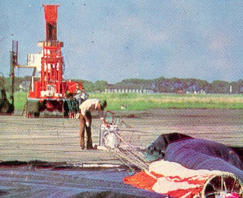 Preparation of the flight train for a stratospheric balloon mission. Image: Pablo Rusca (IAFE)