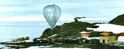 Preparaci&oacute;n de un Polar Patrol Balloon para su lanzamiento desde la estaci&oacute;n japonesa Syowa