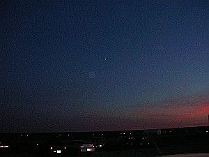 El globo, captado por la camara de uno de los cientificos que lo lanz&oacute; se recorta claramente en el ocaso